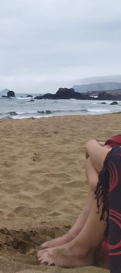 Precioso mar,
 en tiempo gris
 ayúdame a pensar.